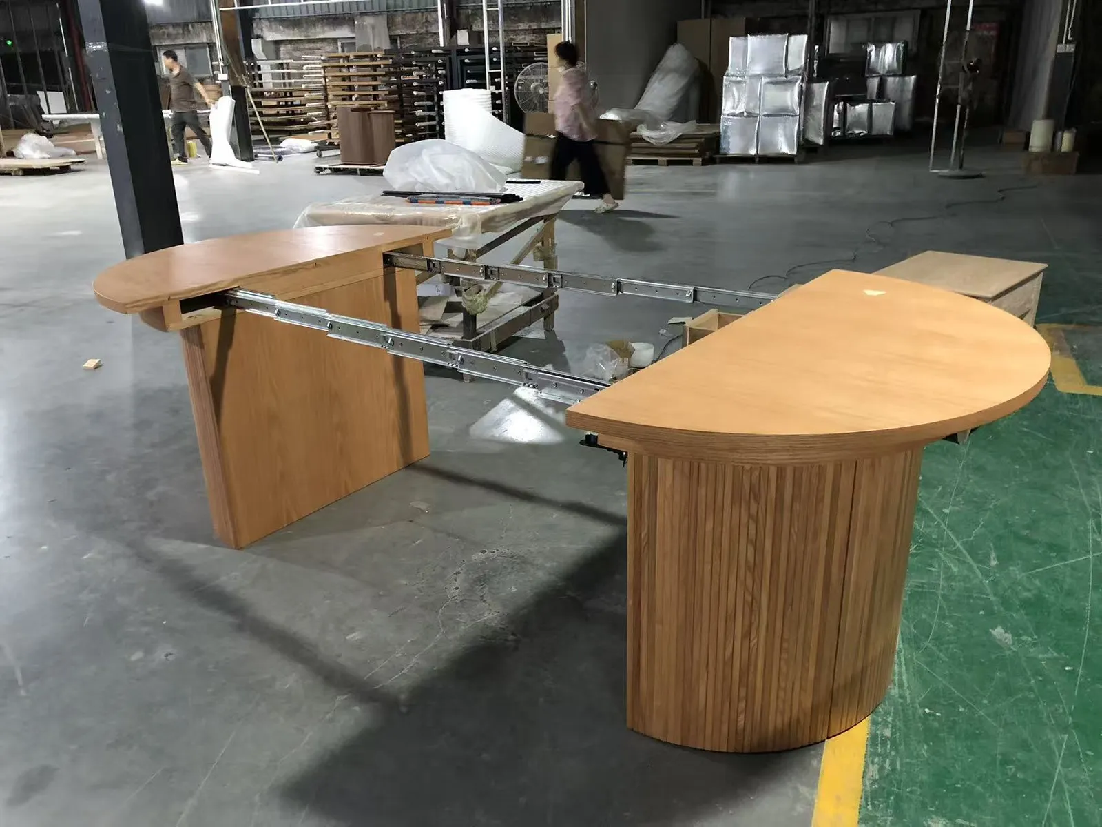 Extension slides and folding leaf of a dining table