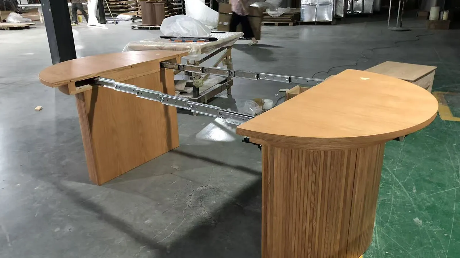 Extension slides and folding leaf of a dining table