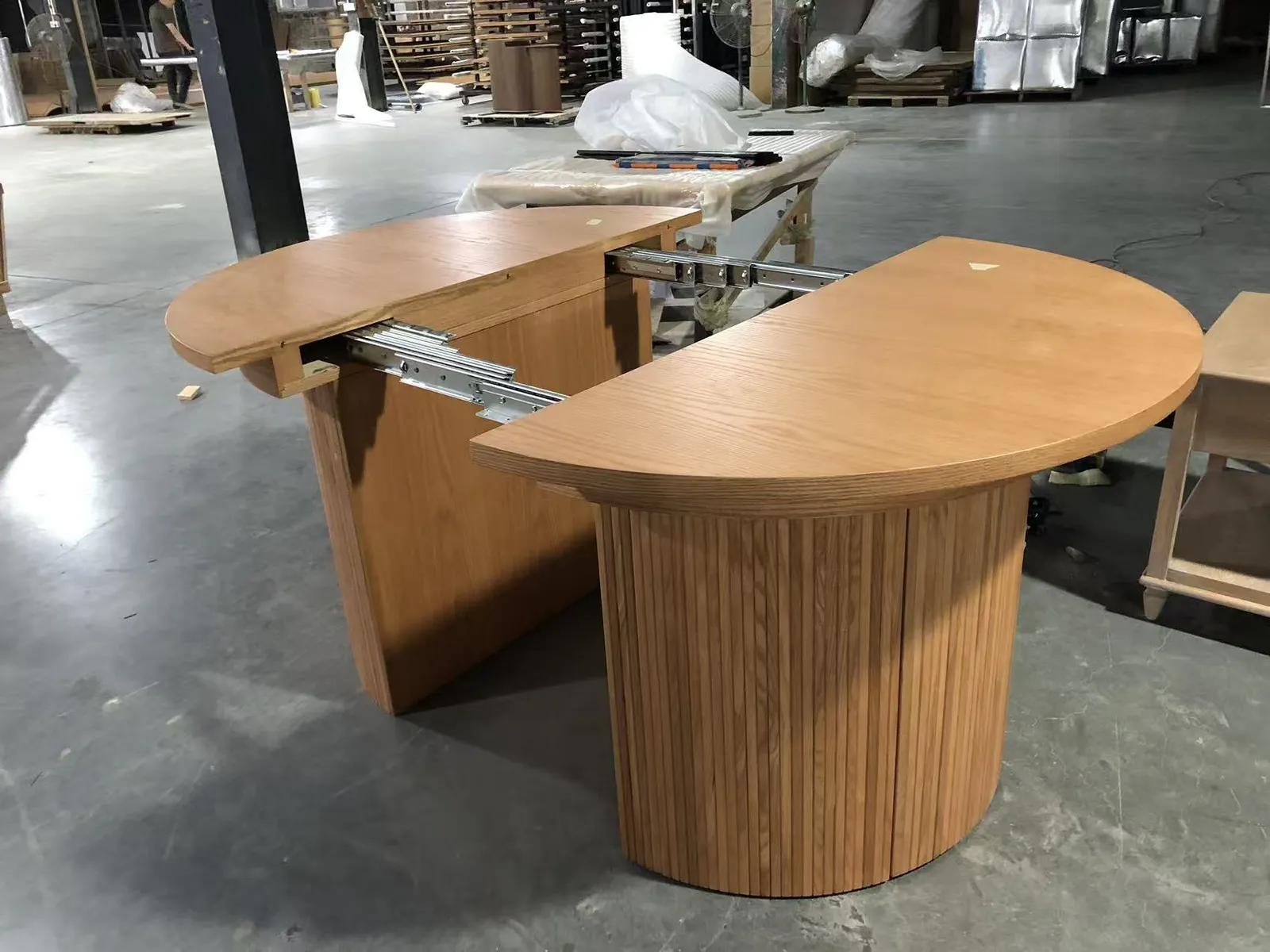 Extending table pulled open to show the leaf mechanism