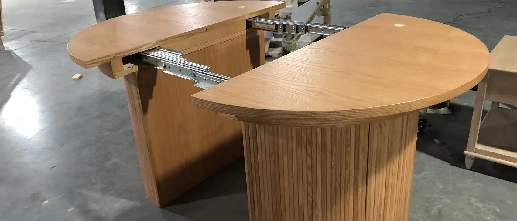 Extending table pulled open to show the leaf mechanism
