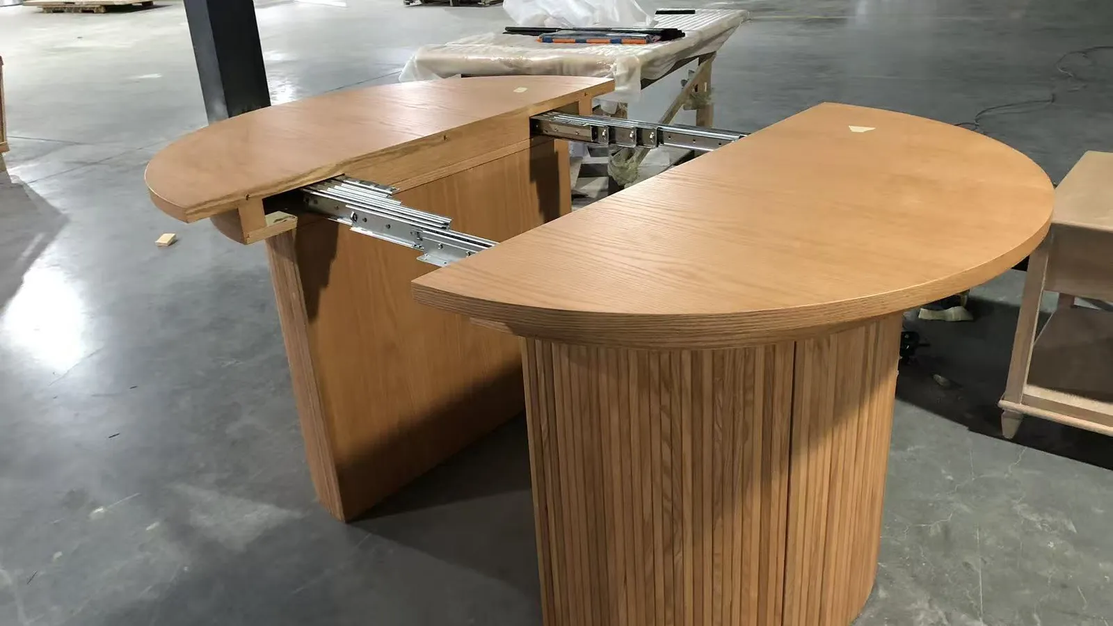 Extending table pulled open to show the leaf mechanism