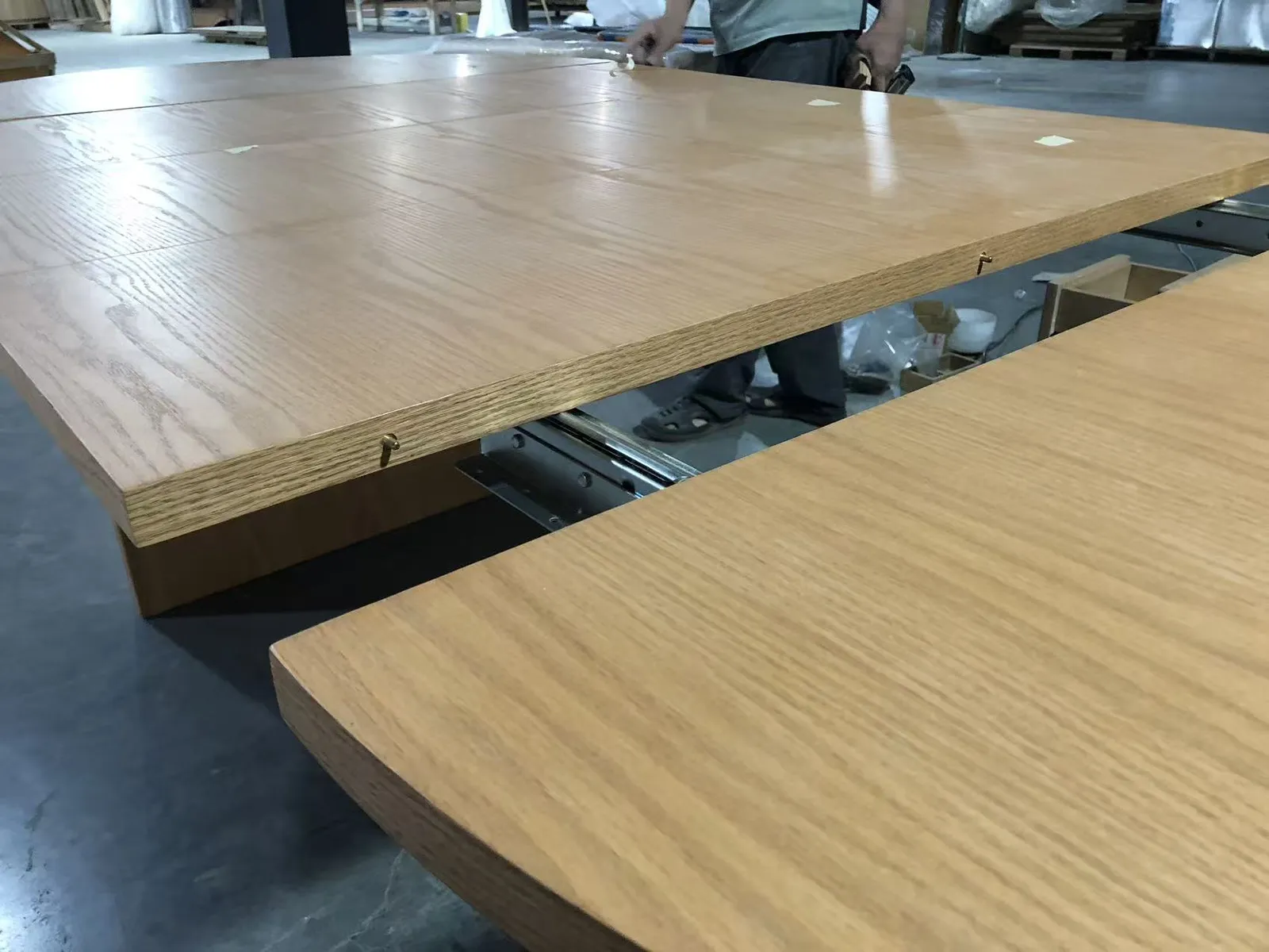Leaf alignment and veneer match on an extending table