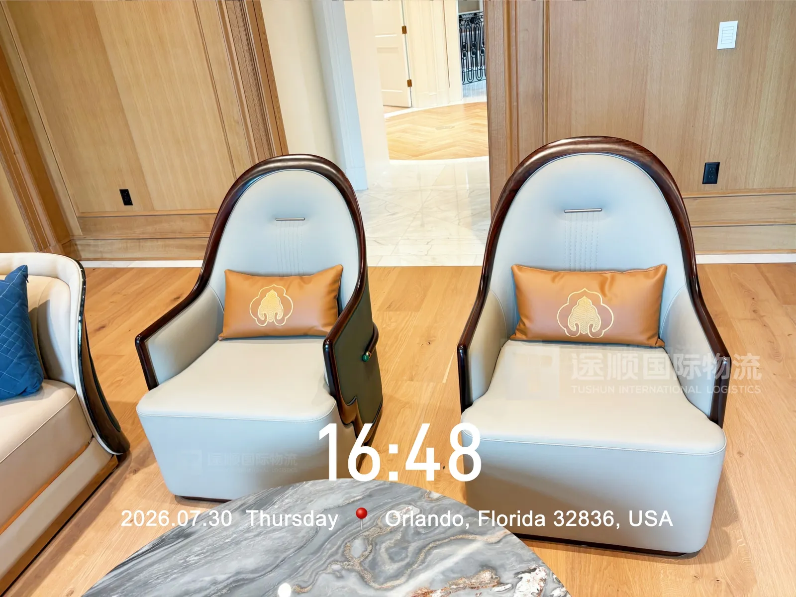 Pair of leather armchairs installed in Orlando